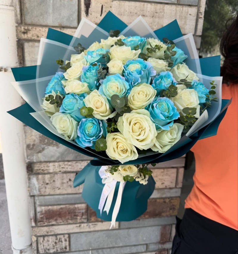 Mavi ekvator gülleri ve beyaz güller