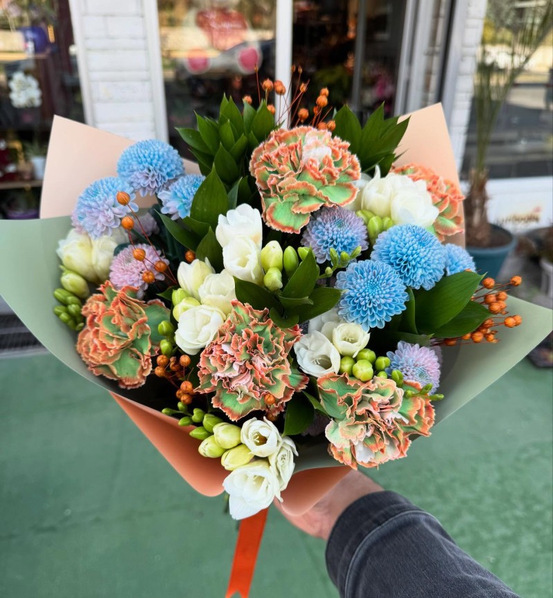 Karanfil Krizantem Ve Frezya Buketi