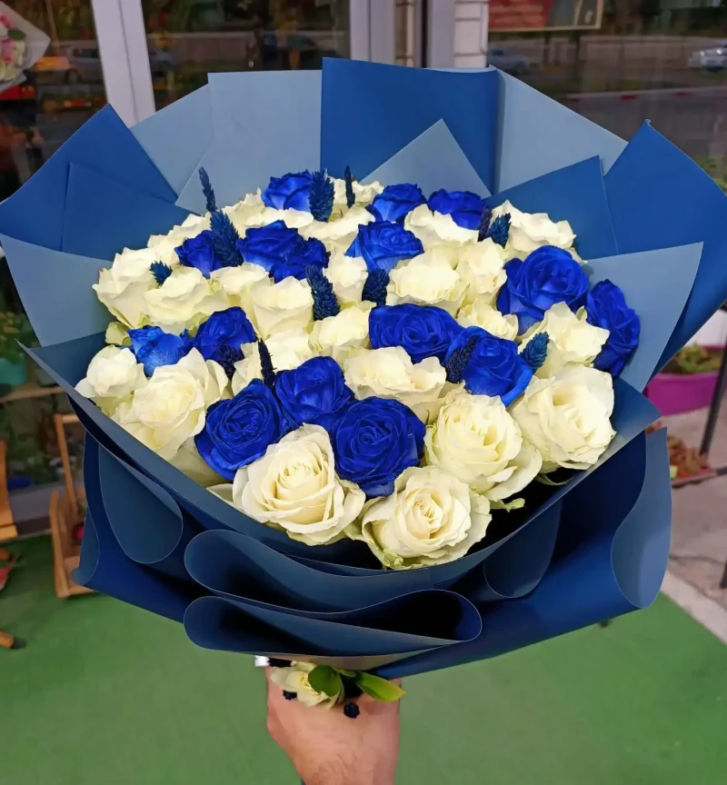 Mavi Ekvator & Beyaz Gül Buketi