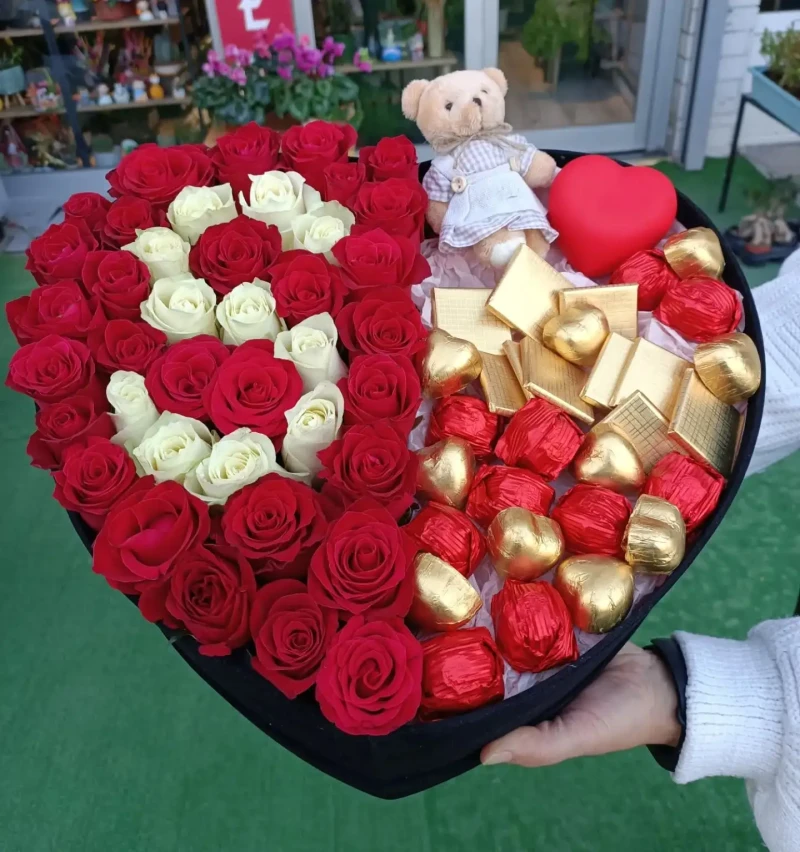 Harfli Kırmızı & Beyaz Gül Kutusu